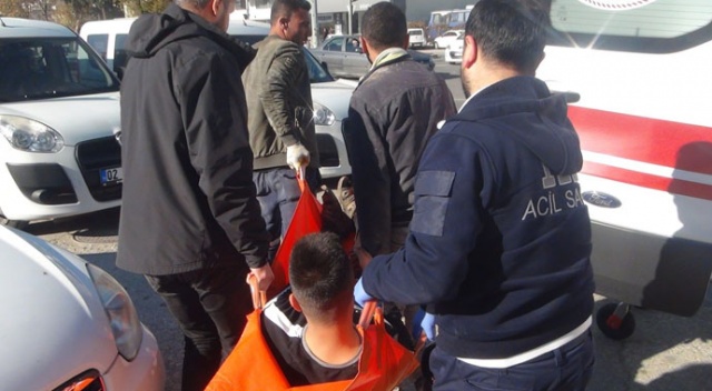 Kardeşini sokak ortasında bıçakladı