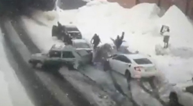 Karlı yolda 9 otomobil birbirine girdi: 3 yaralı