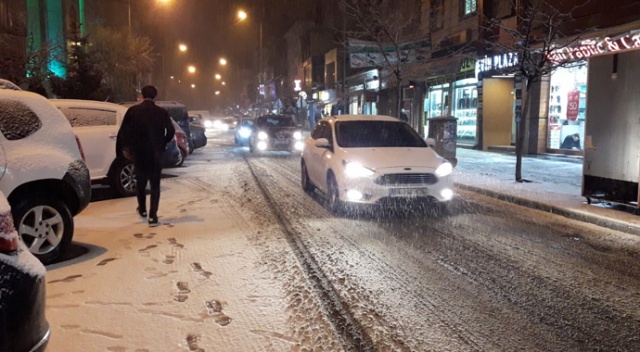 Kars’a beklenen kar yağdı
