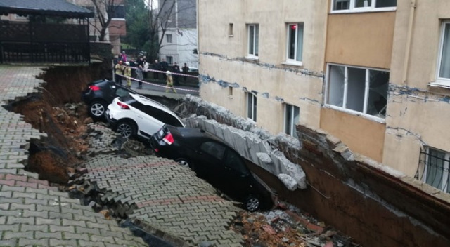 Kartal'da istinat duvarı çöktü Kartal'da istinat duvarı çöktü