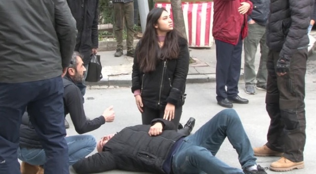 Kaza yapan motosikletli adamın yanından bir an olsun ayrılmadı Kaza yapan motosikletli adamın yanından bir an olsun ayrılmadı