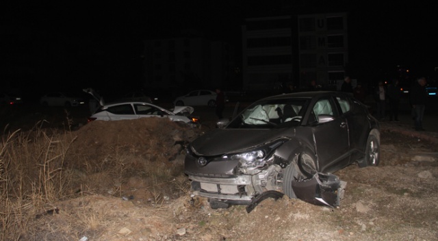 Kaza yapan otomobil trafoyu devirdi: 4 yaralı Kaza yapan otomobil trafoyu devirdi: 4 yaralı
