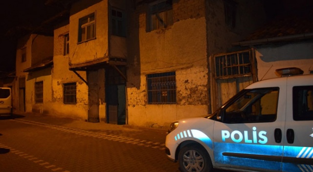 Kiralık evde kaçak kazı! Fark edilince aletleri bırakıp kaçtılar