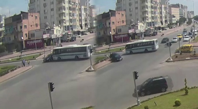 Kırmızı ışıkta geçti, kaldırımda yürüyen kadına çarptı Kırmızı ışıkta geçti, kaldırımda yürüyen kadına çarptı