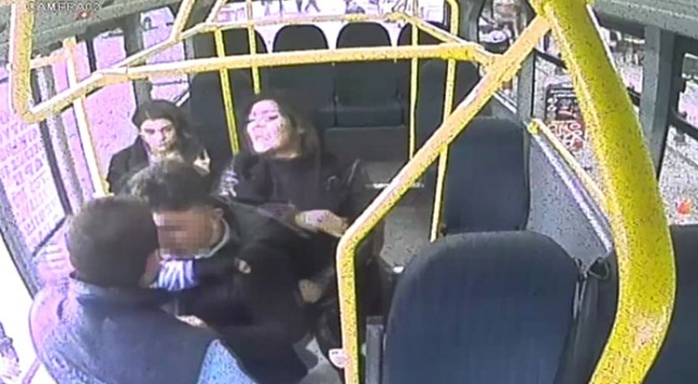 Kızını rahatsız ettiğini iddia ettiği şahsa anneden yumruk Kızını rahatsız ettiğini iddia ettiği şahsa anneden yumruk