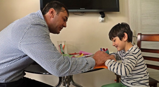 Koca yürekli baba! Yaptığı düzenekle kızını yürüttü, koşturdu, şimdi de okutuyor