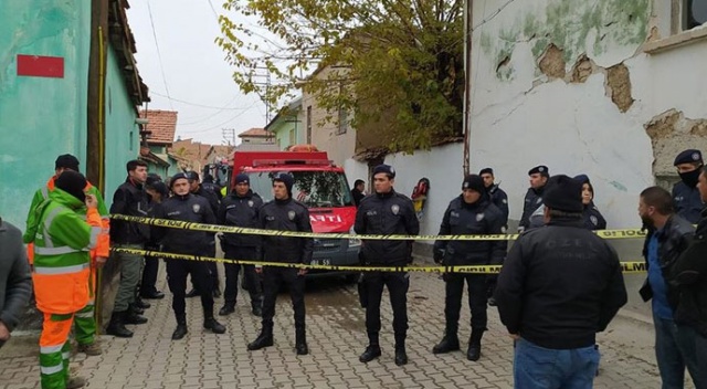 Konya'da kerpiç evde göçük: 2'si çocuk 3 kişi hayatını kaybetti Konya'da kerpiç evde göçük: 2'si çocuk 3 kişi hayatını kaybetti