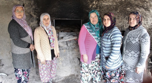 Köylü kadınlar ekmek yapıp satarak cami yaptırıyor Köylü kadınlar ekmek yapıp satarak cami yaptırıyor