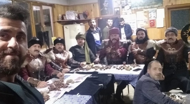 Kuruluş Osman dizisini kılıç kuşanıp izliyorlar! Kuruluş Osman dizisini kılıç kuşanıp izliyorlar!