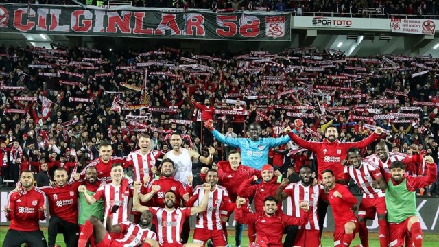 Lider Sivasspor'un '58 bilet' kampanyasına destek büyüyor Lider Sivasspor'un '58 bilet' kampanyasına destek büyüyor