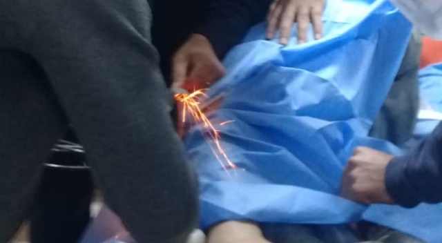 Mersin'de işçinin bacağına çelik halat saplandı
