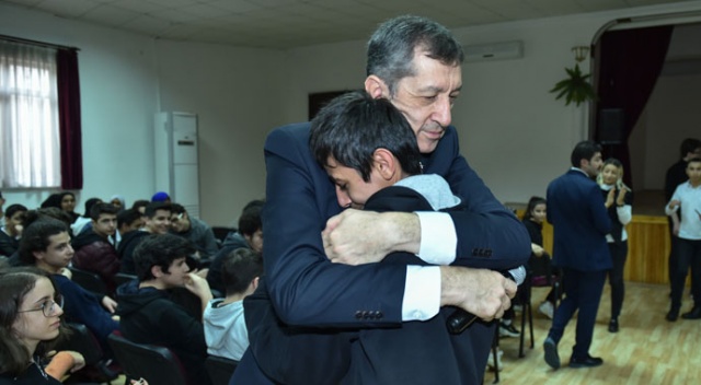 Milli Eğitim Bakanı Selçuk&#039;u duygulandıran kucaklaşma