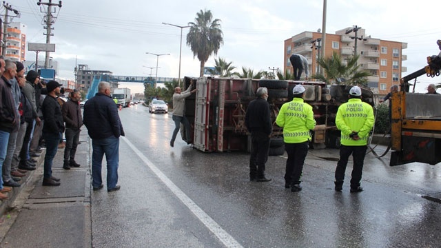 Minibüse çarpmamak için direksiyonu kırdı, aracın devrilmesi sonucu yaralandı