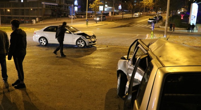 Oğlunun kaza yaptığını öğrenen anne gözyaşlarına boğuldu Oğlunun kaza yaptığını öğrenen anne gözyaşlarına boğuldu