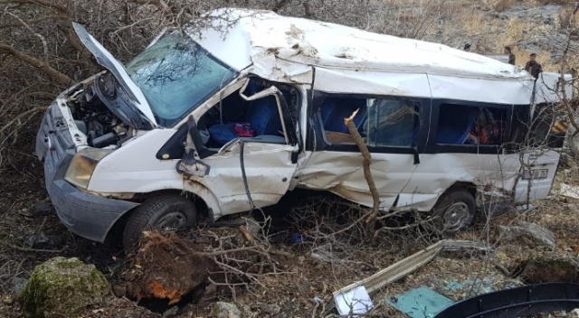 Öğrenci servisi şarampole yuvarlandı: 2 ölü, çok sayıda yaralı Öğrenci servisi şarampole yuvarlandı: 2 ölü, çok sayıda yaralı