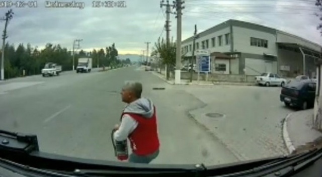 Otobüsü durdurup yanan aracın imdadına koştu