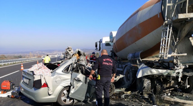 Otomobil, beton mikserine çarptı: 2 ölü Otomobil, beton mikserine çarptı: 2 ölü