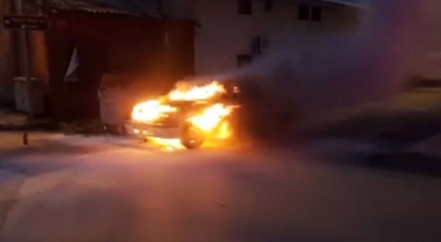 Otomobilin alev alev yandığı anlar kamerad Otomobilin alev alev yandığı anlar kamerad