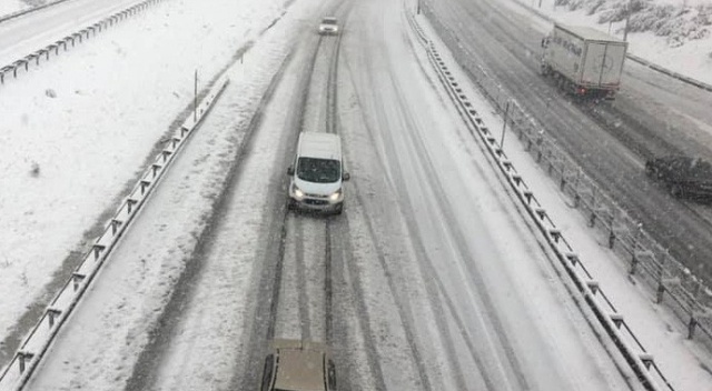Pozantı’da kar yağışı trafiği aksattı