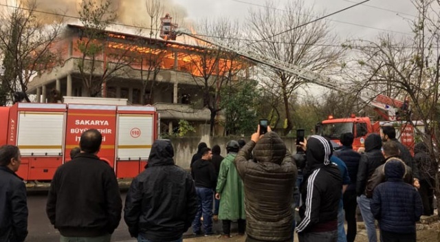 Sakarya'da çıkan yangında çatı katı alev alev yandı