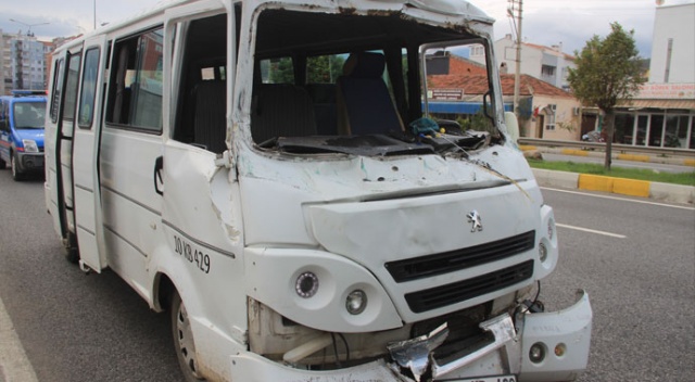 Servis minibüsü ile kamyon çarpıştı, 6 zeytin işçisi yaralandı