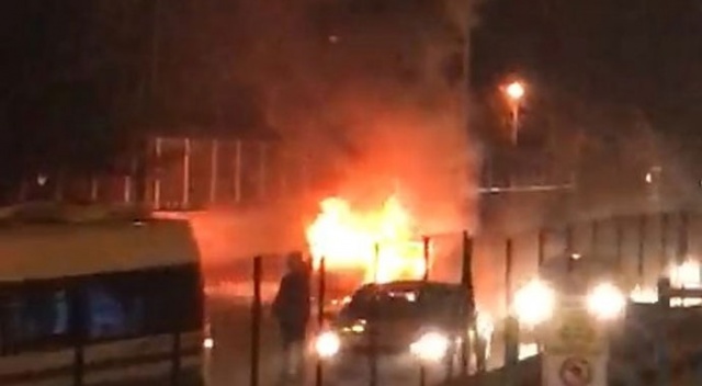 Seyir halindeki otomobil alev alev yandı, 3 kişi ölümden döndü