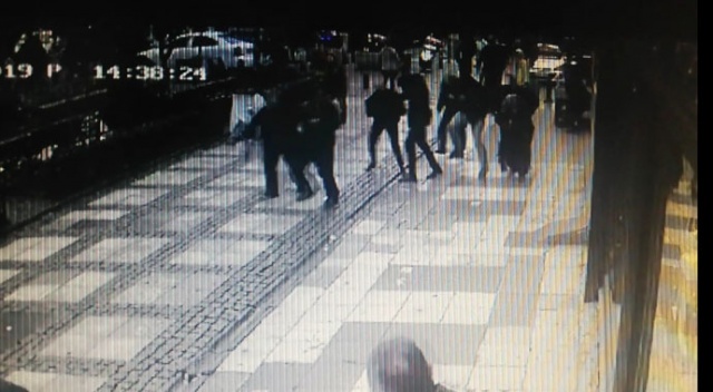 Şiddetli rüzgarda vatandaşların üstüne binadan cam düştü: 1 yaralı