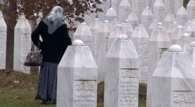 Srebrenitsa annesinden Nobel Ödüllü yazara: “Katliamın kanıtı işte bu mezarlık”