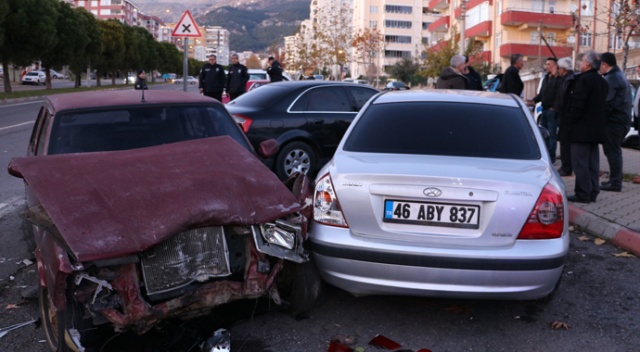 Sürücüsü olmayan araç 3 otomobile çarptı: 2 yaralı Sürücüsü olmayan araç 3 otomobile çarptı: 2 yaralı