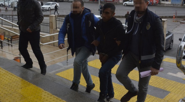 Tokalaşma bahanesiyle yaklaştı, yaşlı adamın emekli maaşını çaldı Tokalaşma bahanesiyle yaklaştı, yaşlı adamın emekli maaşını çaldı