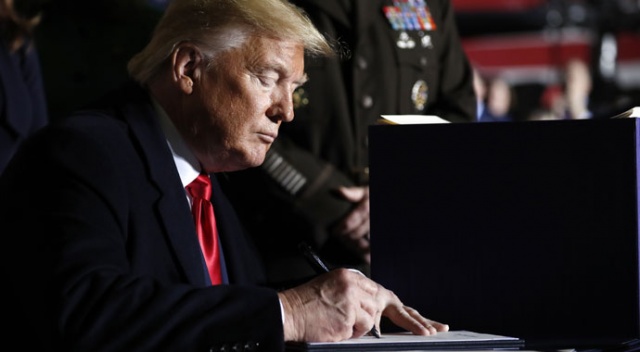 Trump, Türkiye'ye yaptırım öngören savunma bütçe tasarısını onayladı Trump, Türkiye'ye yaptırım öngören savunma bütçe tasarısını onayladı