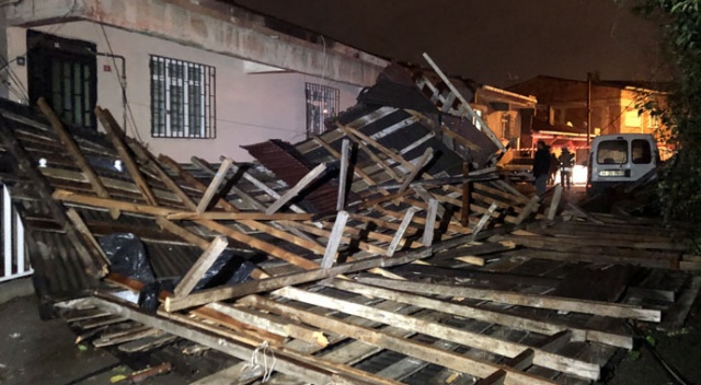 Ümraniye’de şiddetli rüzgarda evin çatısı uçtu