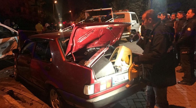 Uygulamadan kaçarken kaza yaptı, aracından cephanelik çıktı