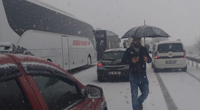 Yoğun kar Bursa Ankara karayolunu trafiğe kapattı Yoğun kar Bursa Ankara karayolunu trafiğe kapattı