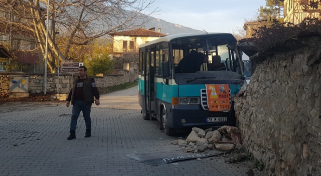 Yolcu minibüsü duvara çarptı: 2 yaralı