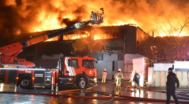 Zeytinburnu'nda dokuma fabrikasında yangın Zeytinburnu'nda dokuma fabrikasında yangın