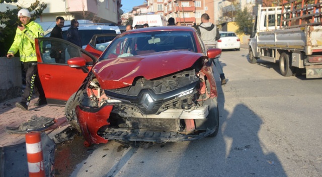 Zincirleme trafik kazası, 1'i çocuk 3 yaralı Zincirleme trafik kazası, 1'i çocuk 3 yaralı