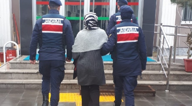 3 yıldır FETÖ’den aranan kadın saklandığı evde yakalandı 3 yıldır FETÖ’den aranan kadın saklandığı evde yakalandı
