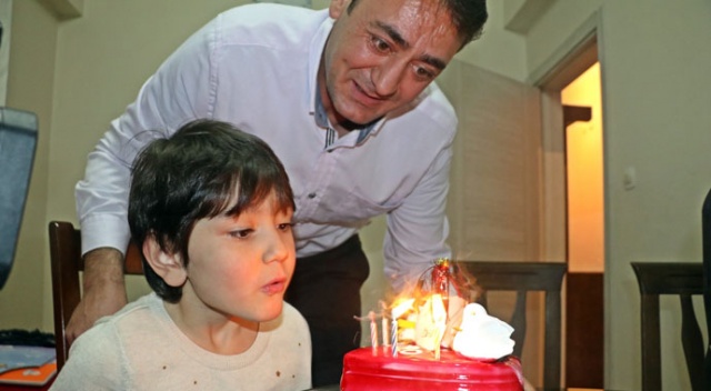 6,5 aylık doğdu, 13 günlükken bir bacağını kaybetti, ilk adımlarını alüminyum düzenekle attı 6,5 aylık doğdu, 13 günlükken bir bacağını kaybetti, ilk adımlarını alüminyum düzenekle attı