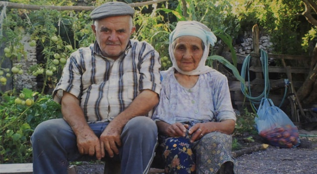 68 yıllık eşinin ölümüne 10 dakika dayanabildi
