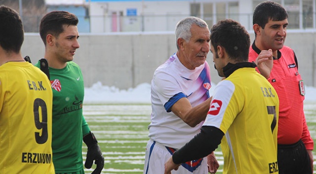71 yaşında, 53 yıldır futbol oynuyor! Yeni takımıyla ilk maçına çıktı