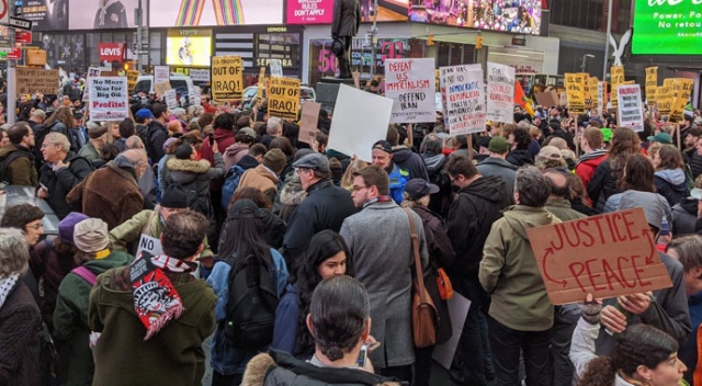 ABD&#039;lilerden Trump&#039;a tepki! Times Meydanı&#039;nda savaş karşıtı protesto