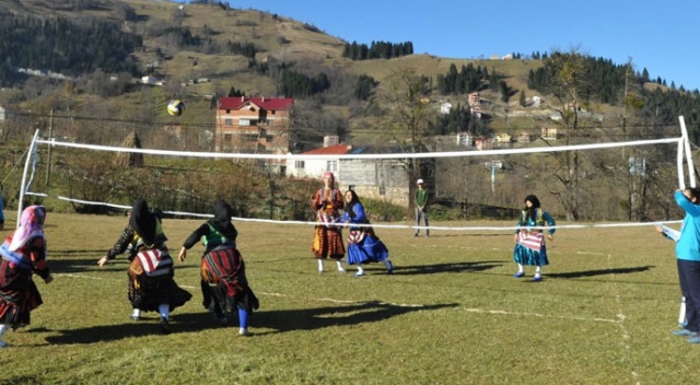 Ağasar kıyafetli kadınlar tarladan çıkıp, voleybol oynadı Ağasar kıyafetli kadınlar tarladan çıkıp, voleybol oynadı