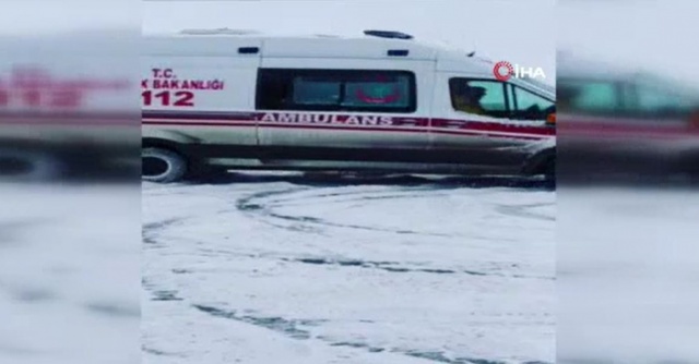Ambulans şoföründen pes dedirten hareket! Soruşturma başlatıldı Ambulans şoföründen pes dedirten hareket! Soruşturma başlatıldı
