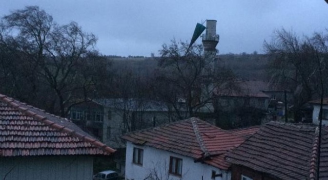 Balıkesir'de aşırı rüzgar minareyi yıktı Balıkesir'de aşırı rüzgar minareyi yıktı