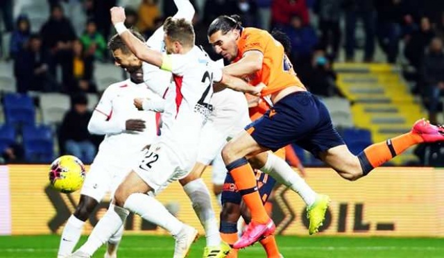 Başakşehir hata yapmadı! 3 golle 3 puan...