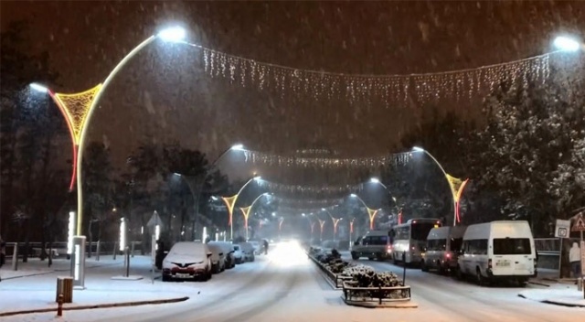 Bayburt'ta kent beyaza büründü Bayburt'ta kent beyaza büründü