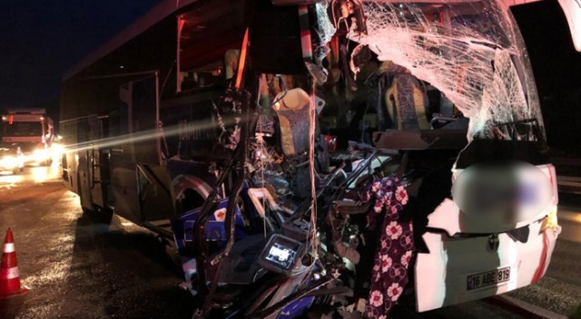Bilecik&#039;te otobüs ile tır çarpıştı: 17 yaralı