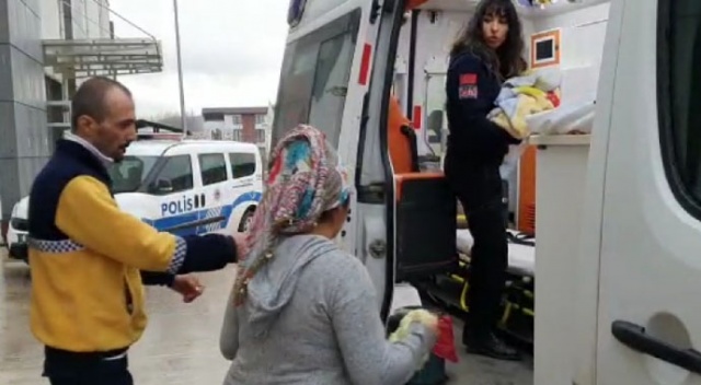 Bir aylık bebek 3 yaşındaki ağabeyinin kucağından yere düşüp hastanelik oldu