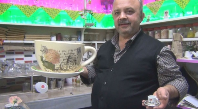 Bu kıraathaneye ilk kez gelenlere önce şaka yapılıyor, ardından çay veriliyor Bu kıraathaneye ilk kez gelenlere önce şaka yapılıyor, ardından çay veriliyor